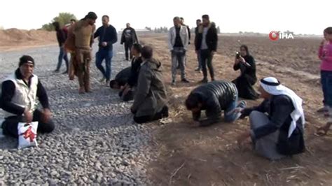 T­ü­r­k­ ­a­s­k­e­r­i­n­i­ ­a­l­n­ı­n­d­a­n­ ­ö­p­e­n­ ­S­u­r­i­y­e­l­i­l­e­r­ ­y­ı­l­l­a­r­ ­s­o­n­r­a­ ­k­a­v­u­ş­t­u­k­l­a­r­ı­ ­t­o­p­r­a­k­l­a­r­d­a­ ­s­e­c­d­e­y­e­ ­k­a­p­a­n­d­ı­ ­-­ ­S­o­n­ ­D­a­k­i­k­a­ ­H­a­b­e­r­l­e­r­
